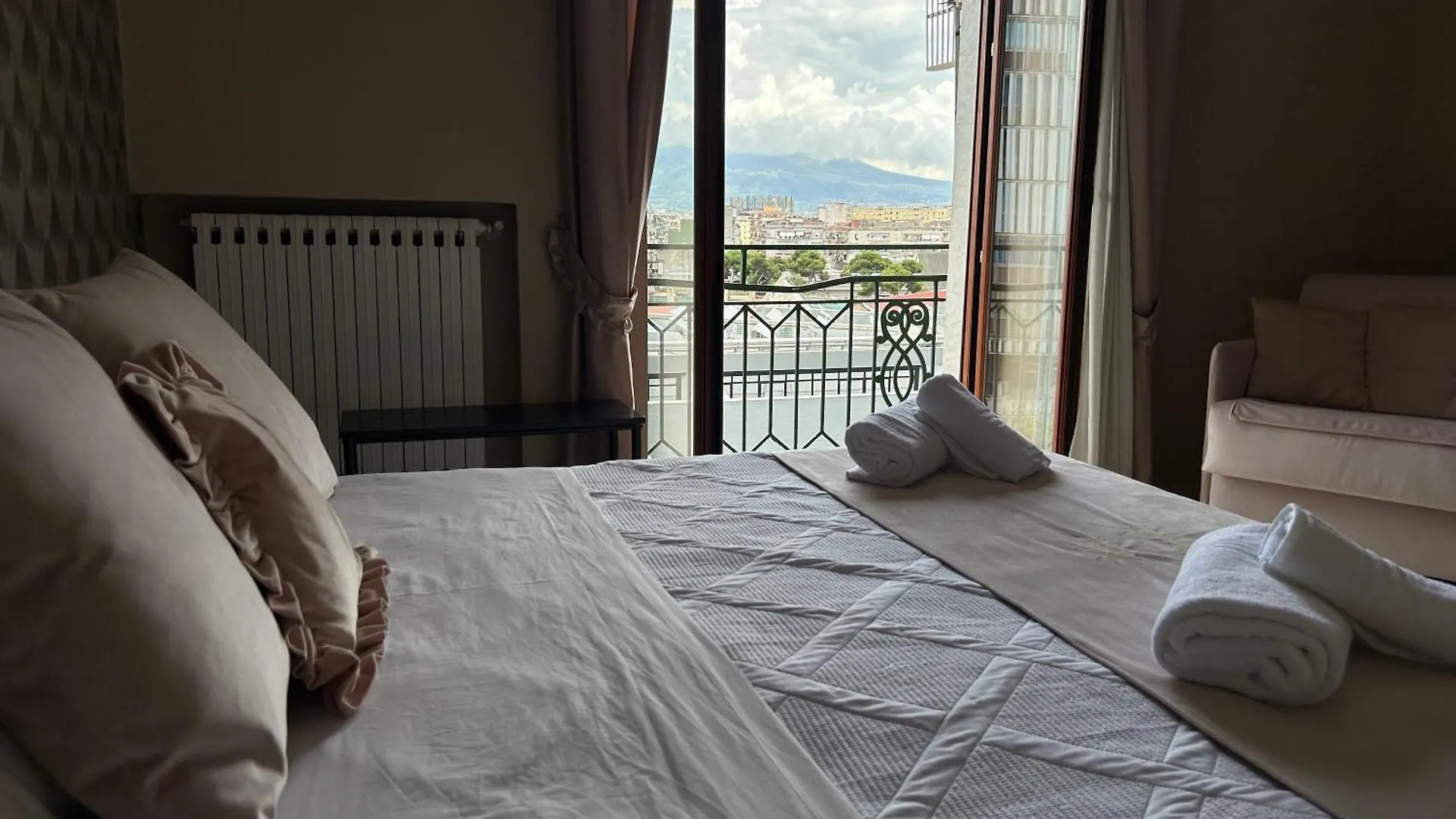 Home Elisabet Napoli Italia