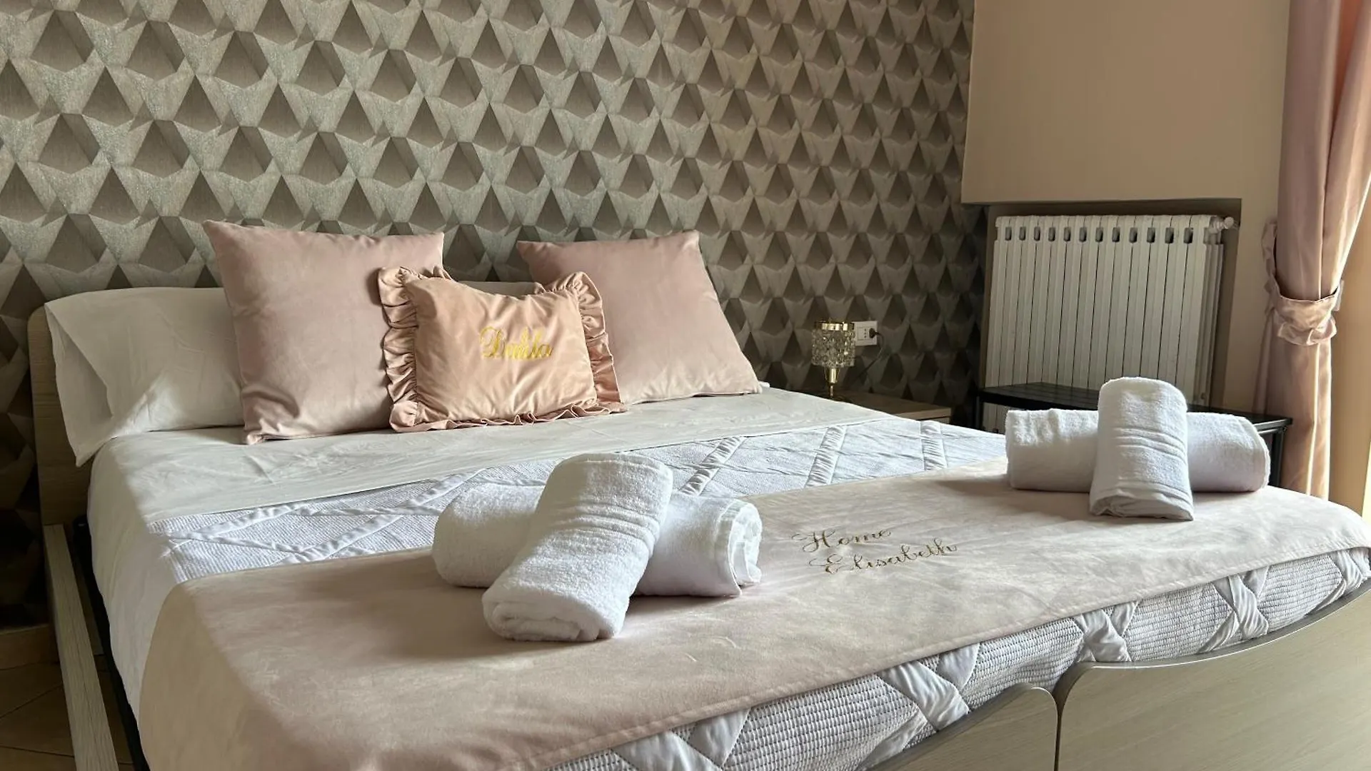 Home Elisabet Napoli