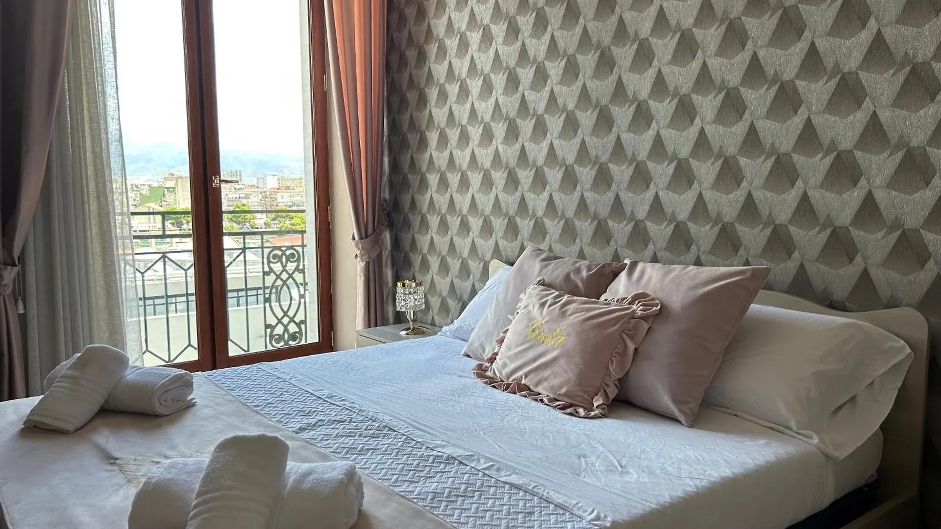 Home Elisabet Naples