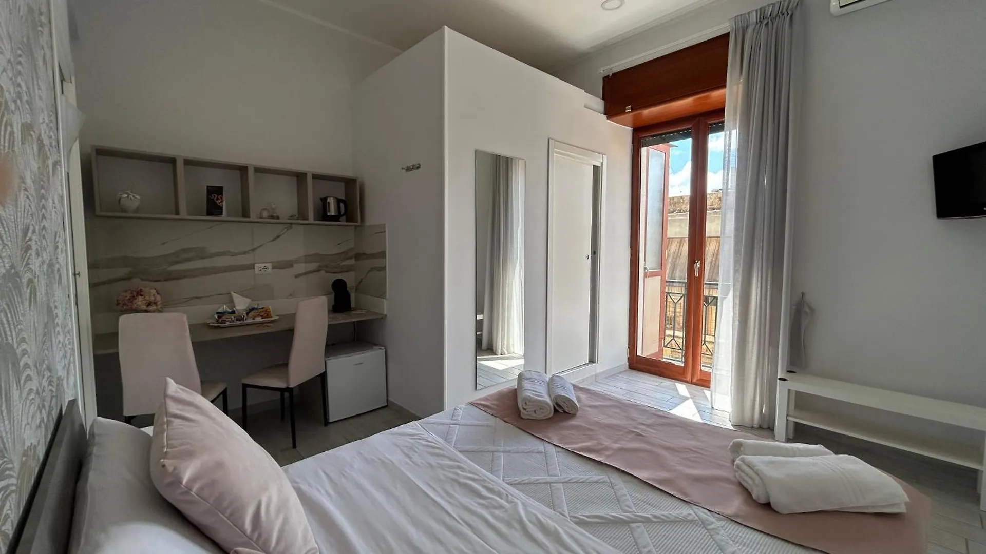 Home Elisabet Napoli