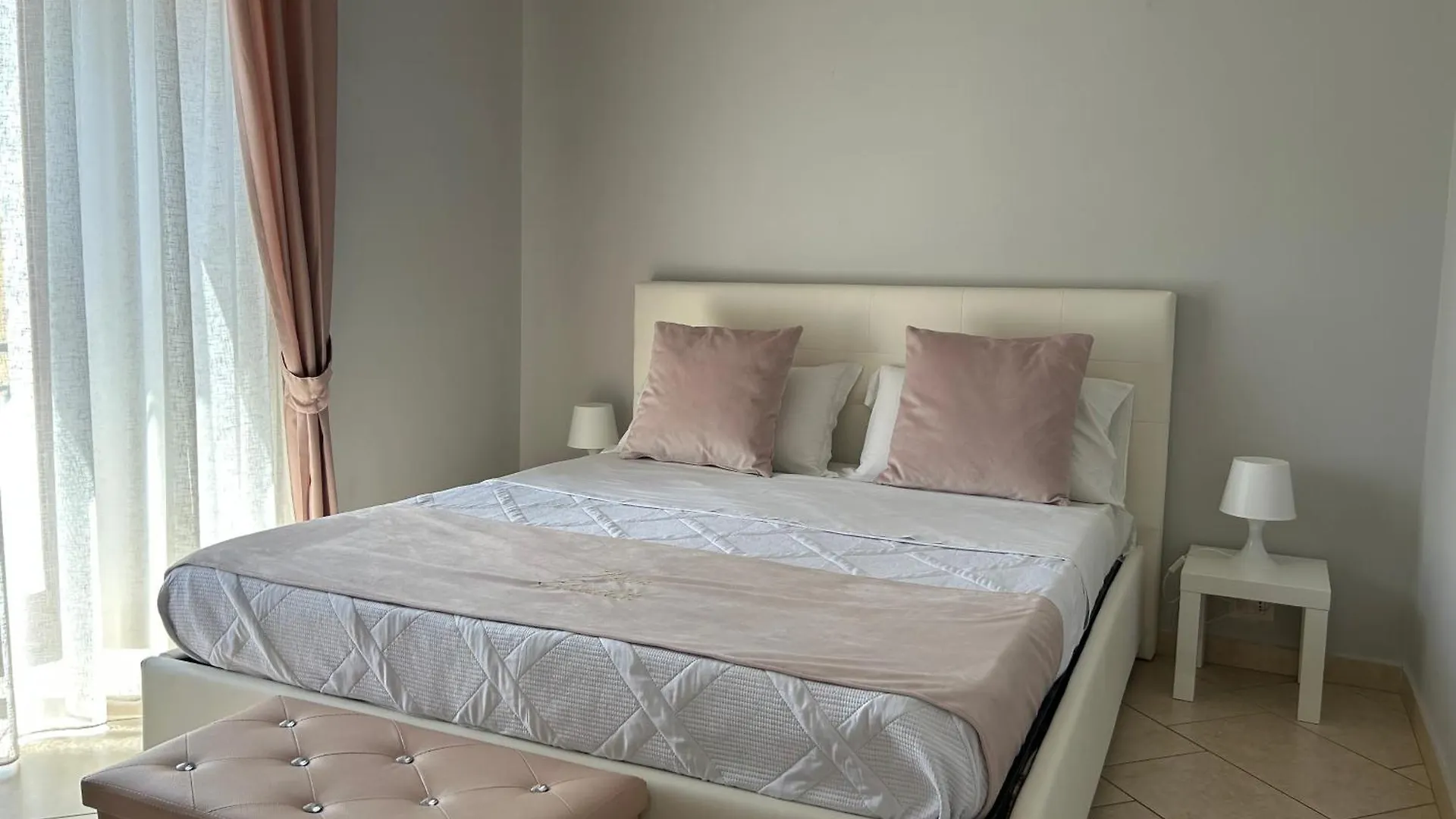 Home Elisabet Napoli